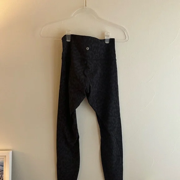 Lululemon Athletica Women’s Black Patterned Leggings - Picture 2 of 5
